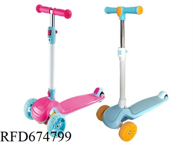 THE THREE-WHEELED SCOOTER IS EQUIPPED WITH LIGHTS