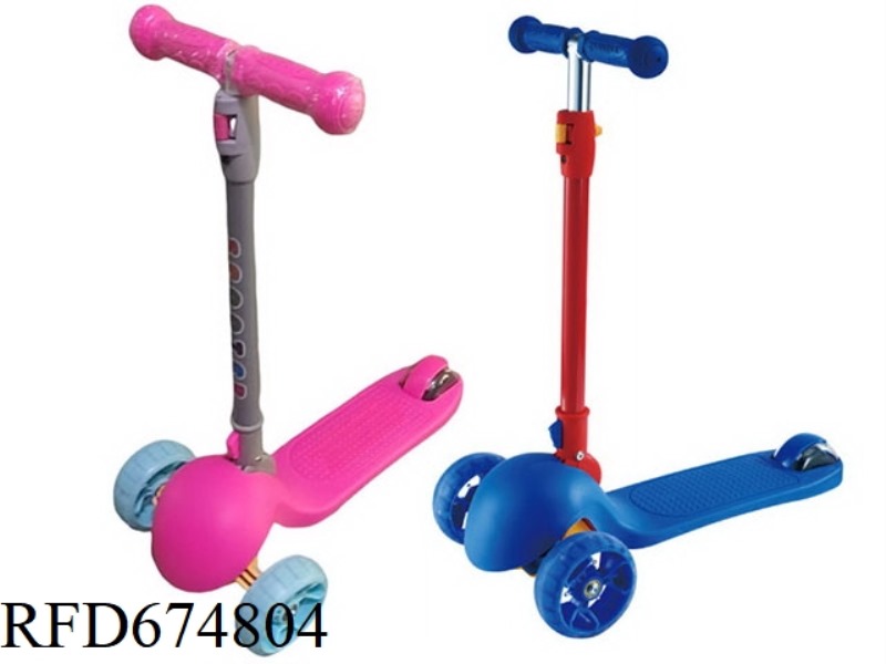 THE THREE-WHEELED SCOOTER IS EQUIPPED WITH LIGHTS