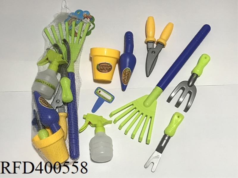 GARDEN TOOLS (THREE ASSORTED)